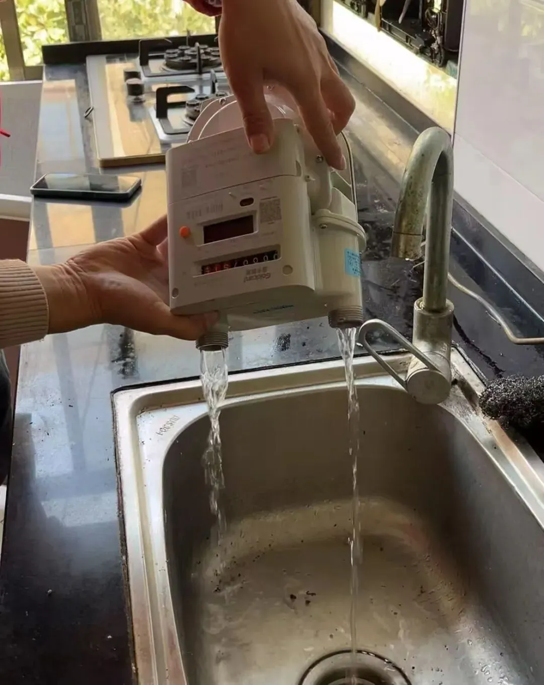 【行业新闻】离了个大谱！开燃气灶冒水