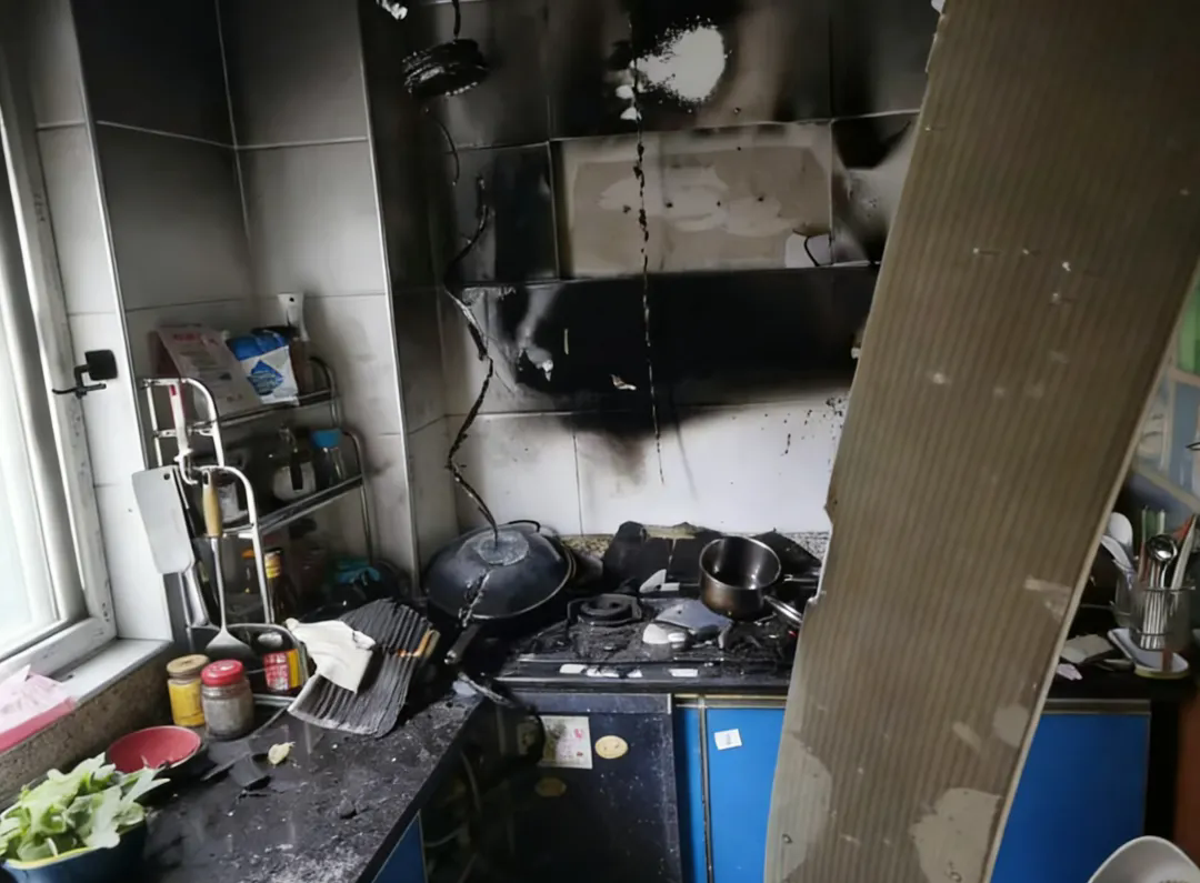 【新闻速递】明火窜出！他们用11分钟完