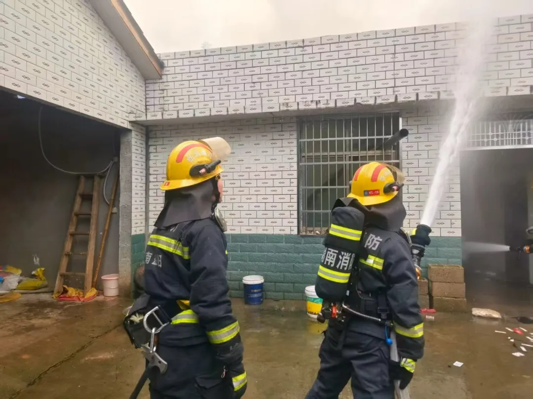 【爆炸新闻】益阳一户居民家中被烧，消